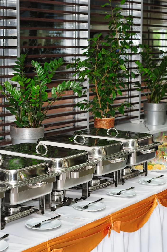 Materiais de buffet: pratos, copos e talheres