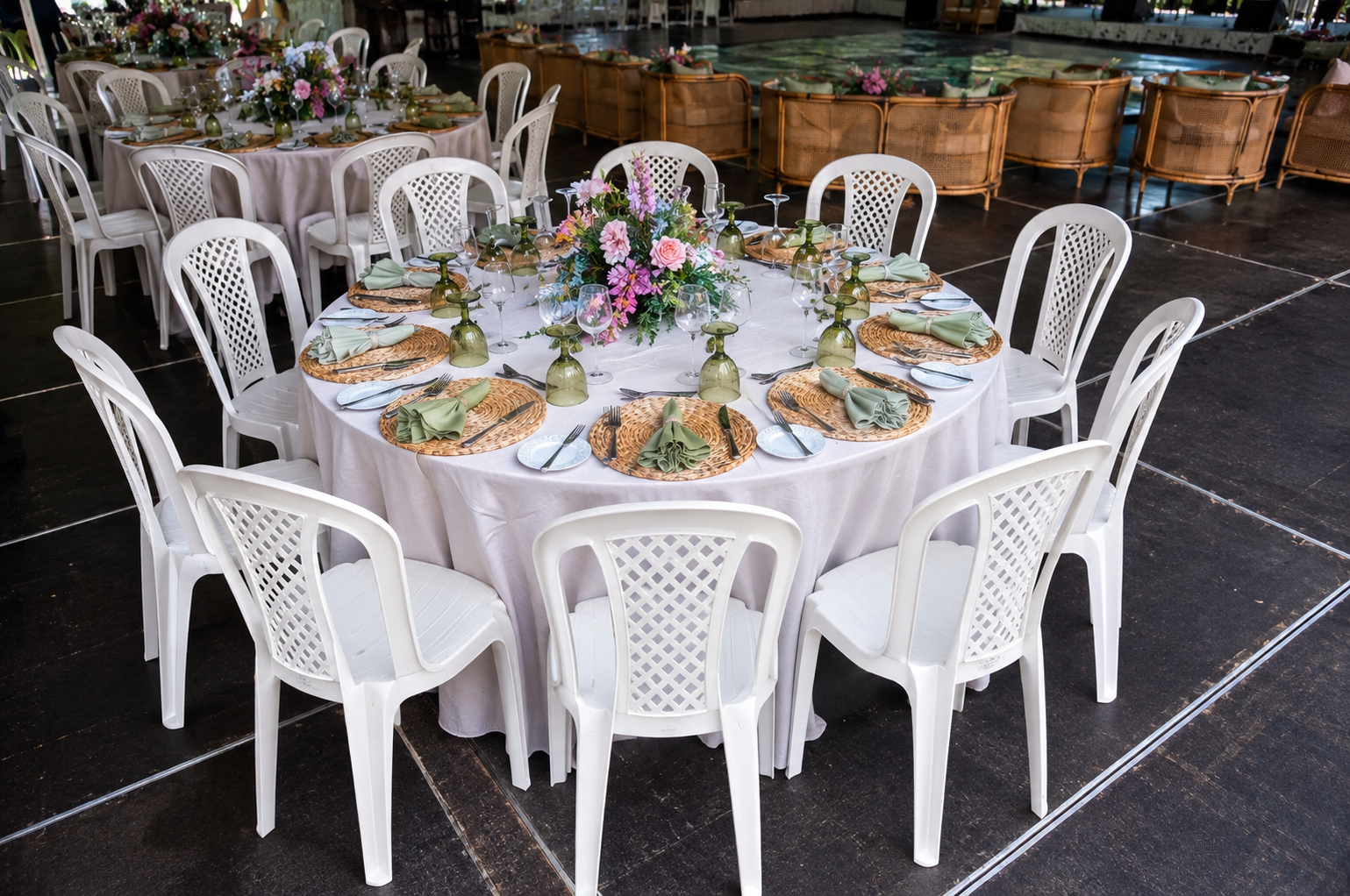 Mesas e cadeiras para locação em eventos